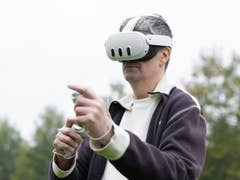 Un homme équipé d'un kit de réalité virtuelle en extérieur, pointant en avant avec un contrôleur.