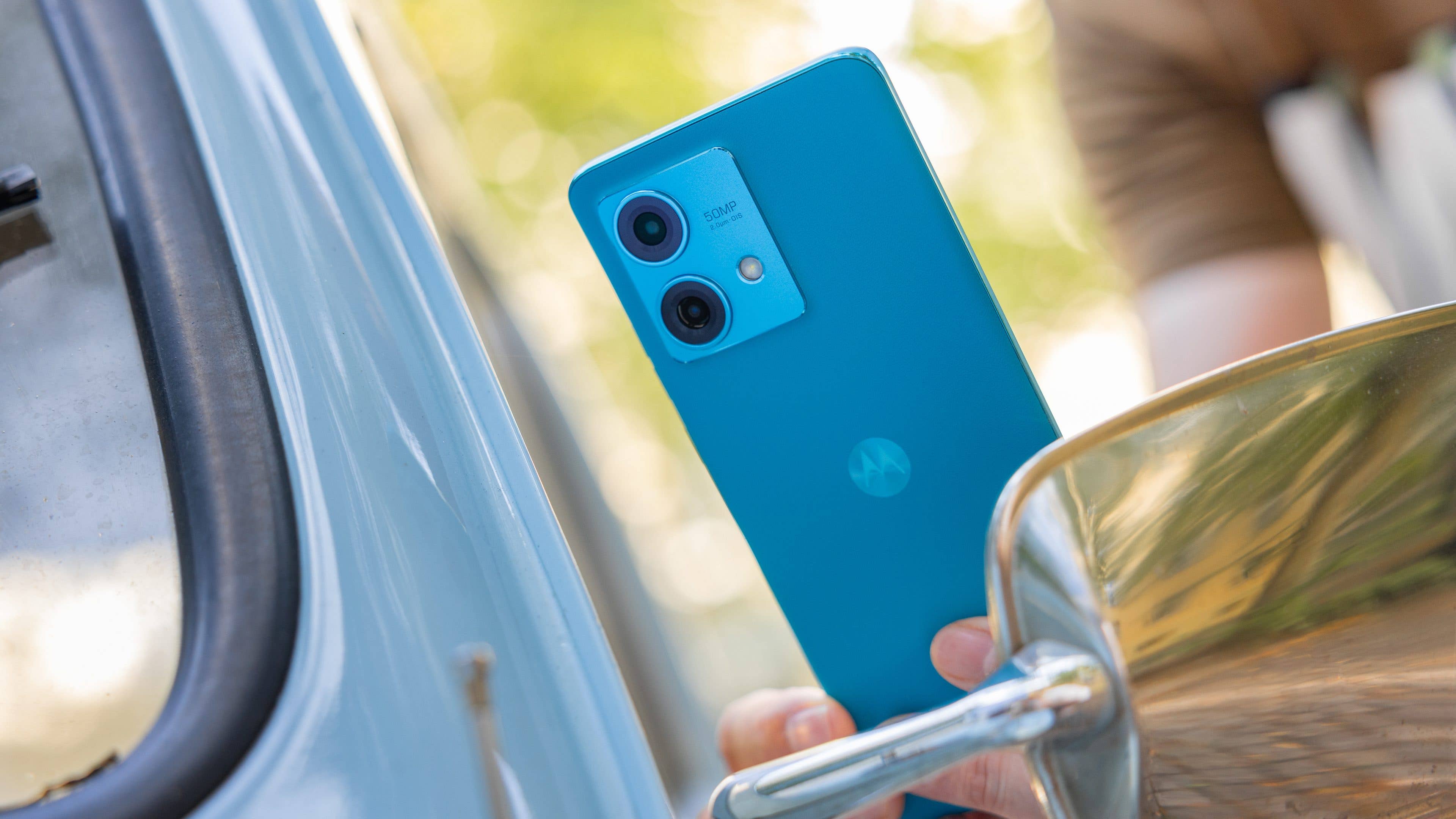 Le Motorola Edge 40 Neo vu de dos derrière le rétroviseur d