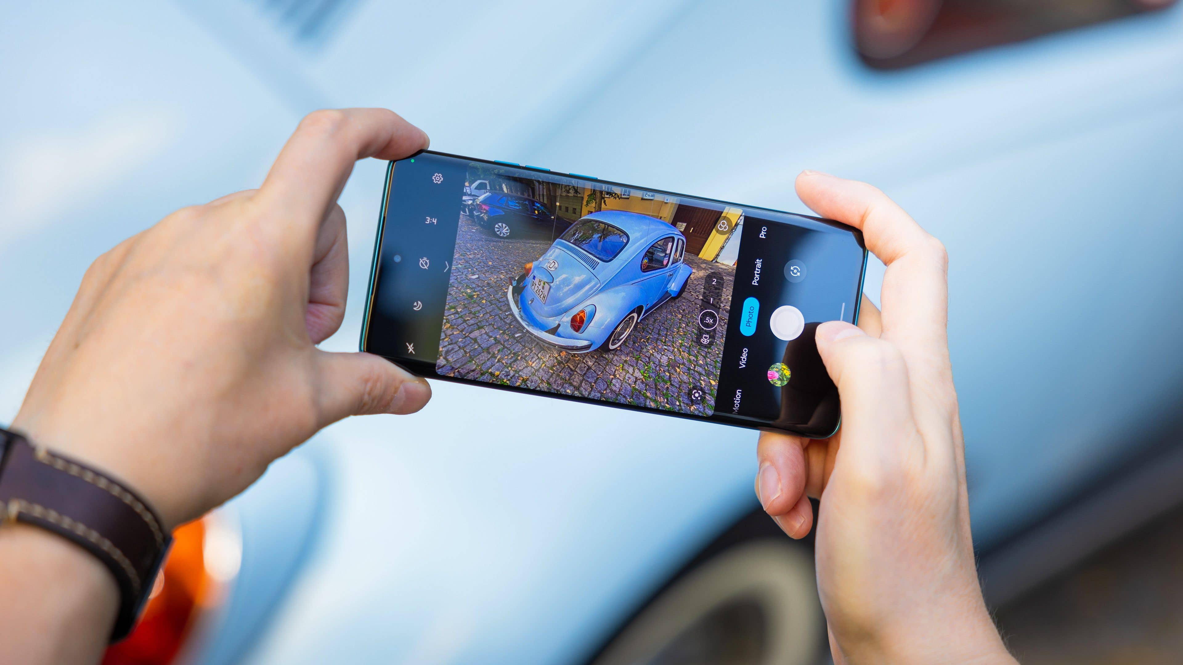 Le Motorola Edge 40 Neo tenu horizontalement à deux mains avec vue sur son éran allumé qui affiche un jeu mobile Le Motorola Edge 40 Neo tenu horizontalement à deux mains avec vue sur son éran allumé qui affiche un jeu mobile