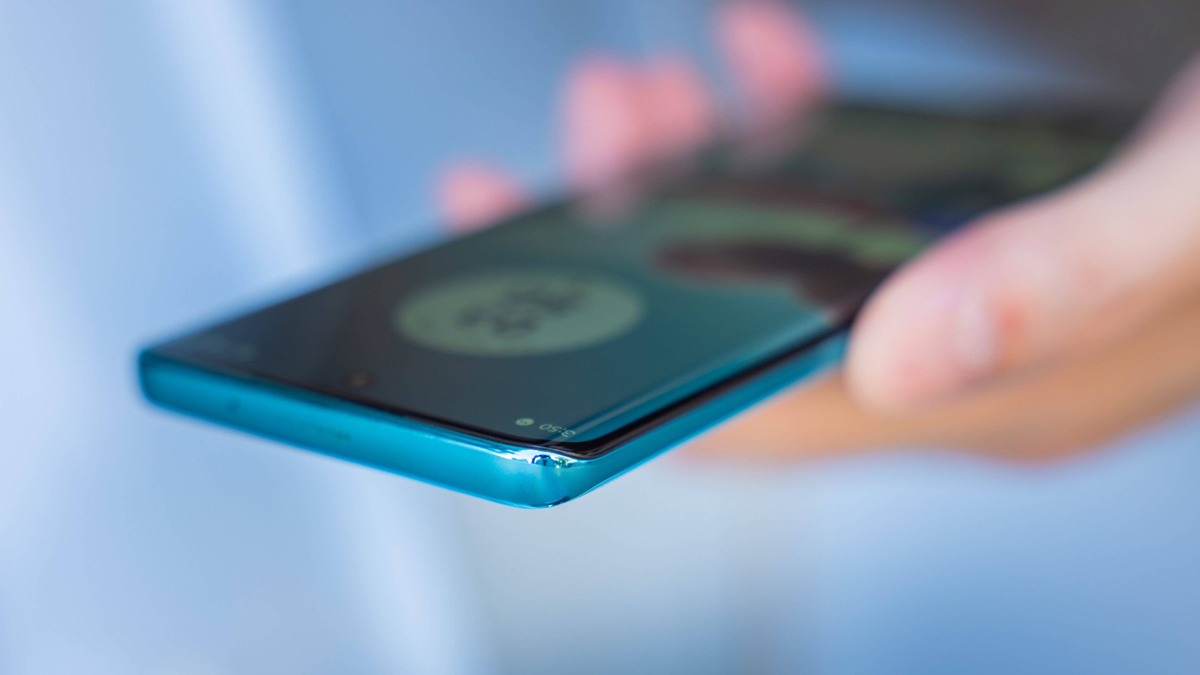 Le Motorola Edge 40 Neo tenu horizontalement avec une vue en biais de son écran Le Motorola Edge 40 Neo tenu horizontalement avec une vue en biais de son écran