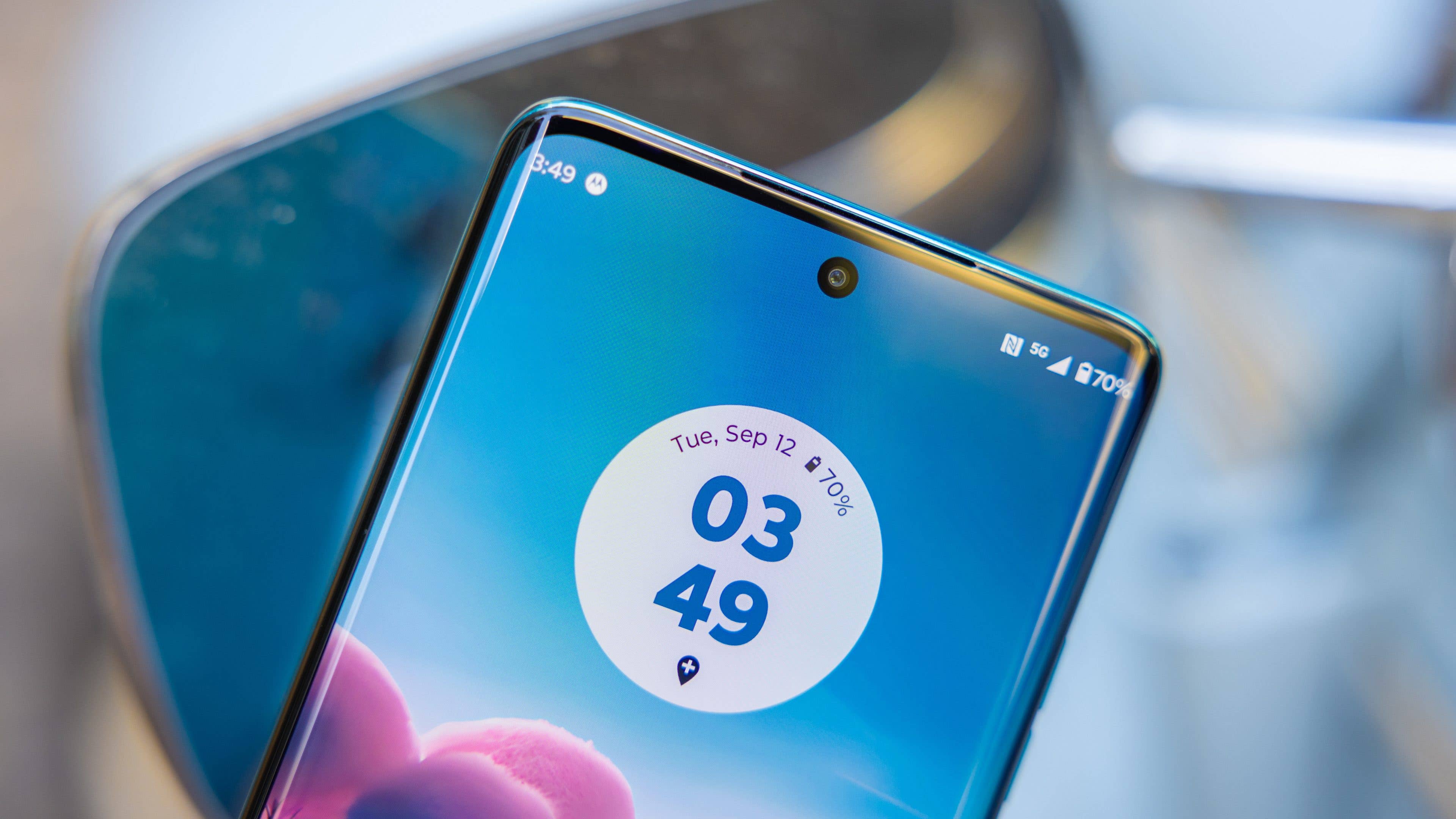 Le Motorola Edge 40 Neo vu de face avec un zoom sur la caméra selfie au milieu de son écran Le Motorola Edge 40 Neo vu de face avec un zoom sur la caméra selfie au milieu de son écran