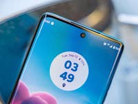 Le Motorola Edge 40 Neo vu de face avec un zoom sur la caméra selfie au milieu de son écran