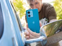 Matt tenant le Motorola Edge 40 Neo dans sa main