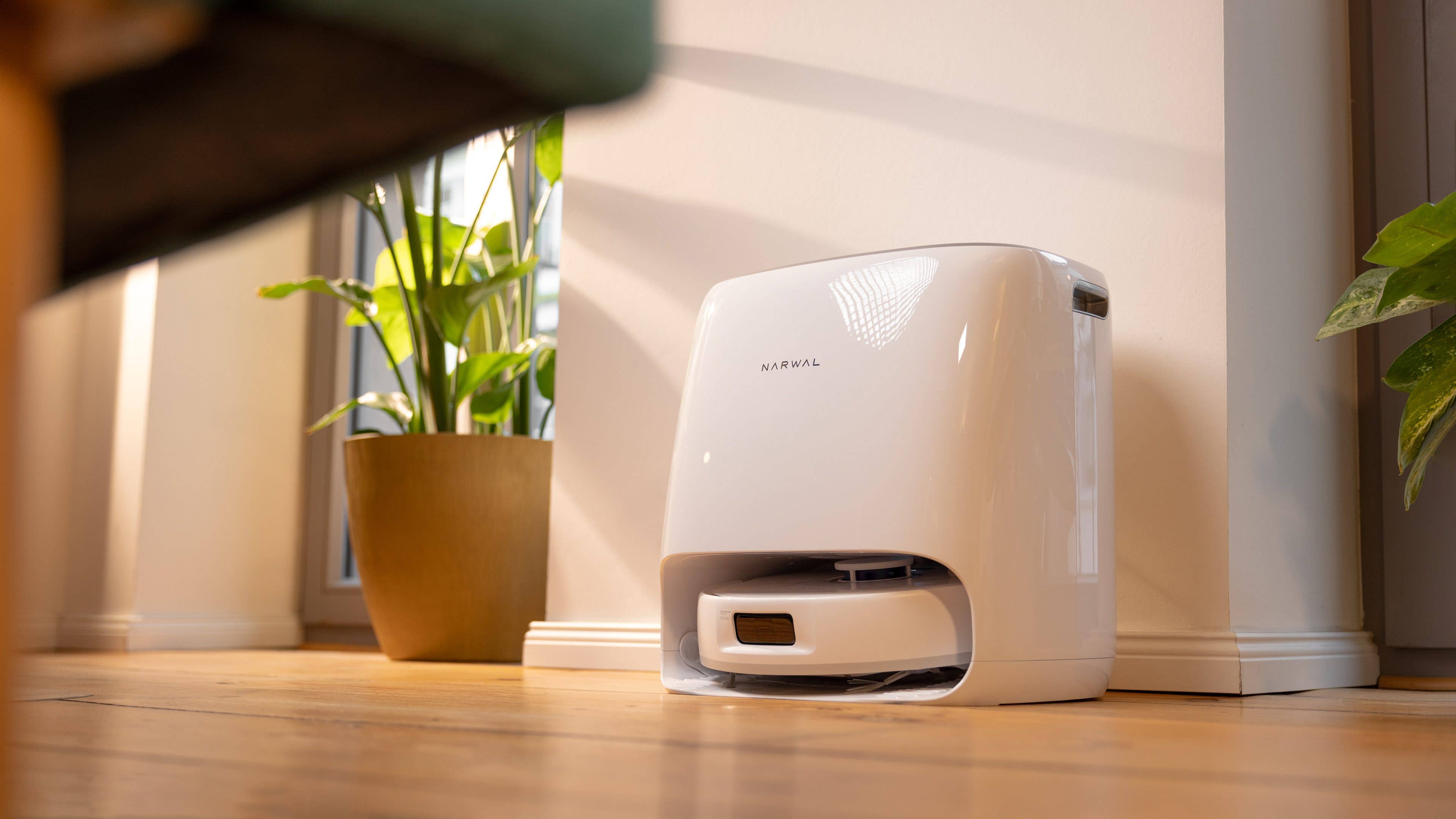 Le Narwal Freo X Ultra dans sa station d