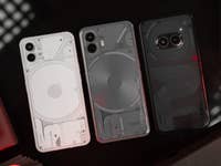 De gauche à droite, alignés: Nothing Phone (1), Nothing Phone (2) et Nothing Phone (2a)