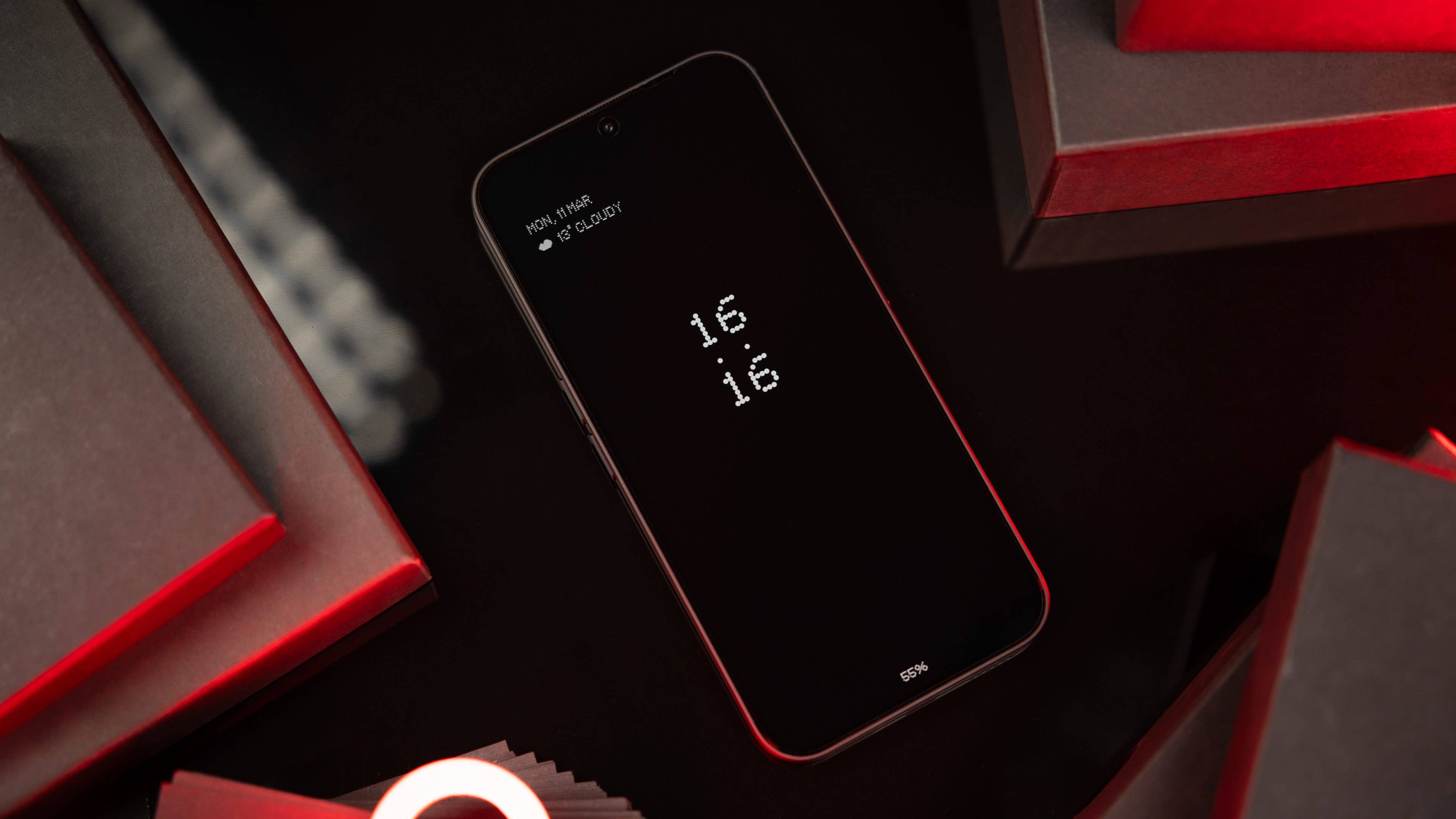 Le Nothing Phone (2) vu de haut avec l'Always On Display affiché sur son écran verrrouillé