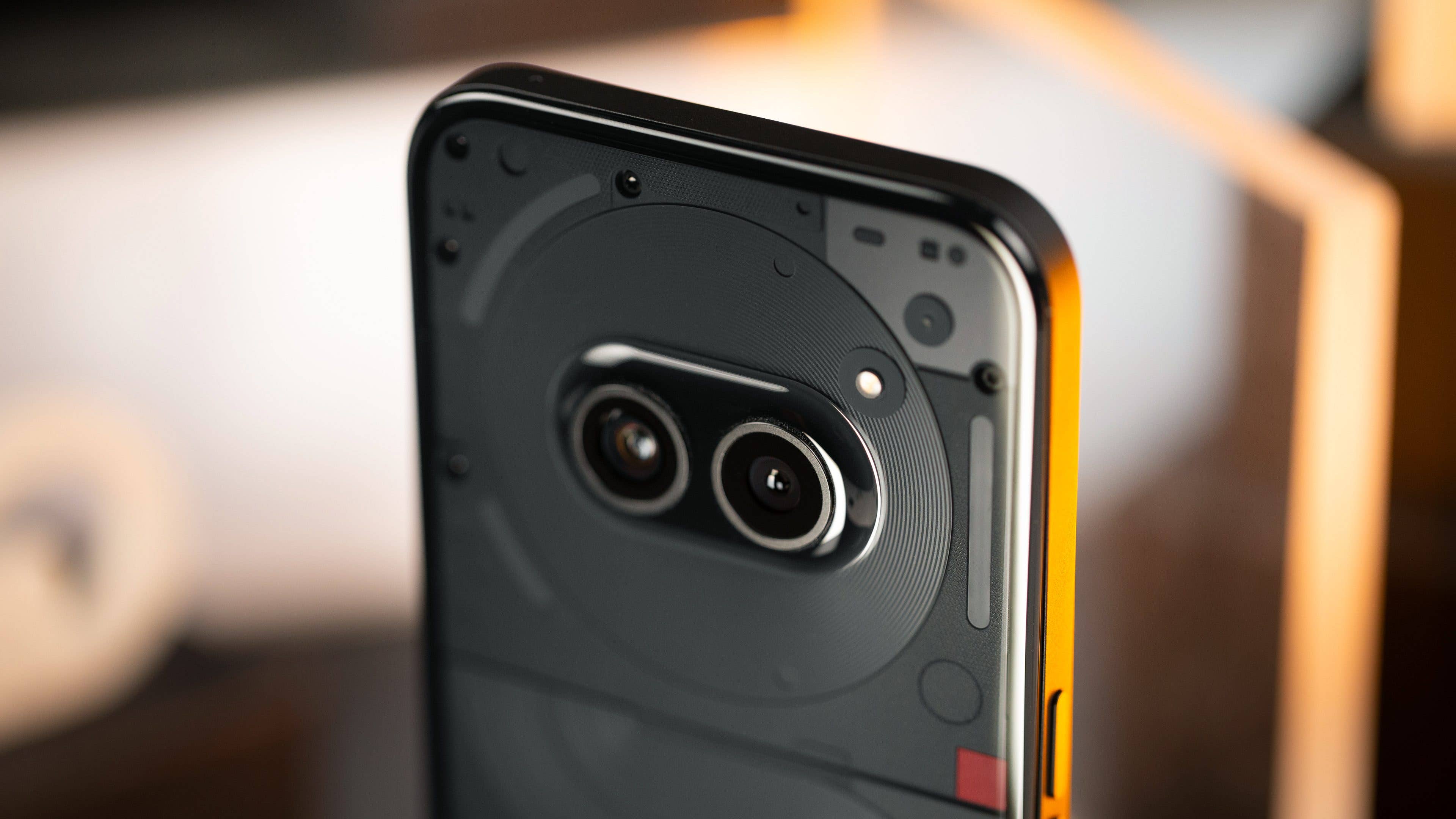 Le Nothing Phone (2a) vu de dos posé verticalement