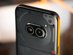 Le Nothing Phone (2a) vu de dos posé verticalement