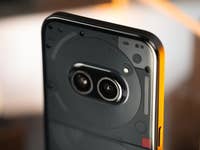 Le Nothing Phone (2a) vu de dos posé verticalement