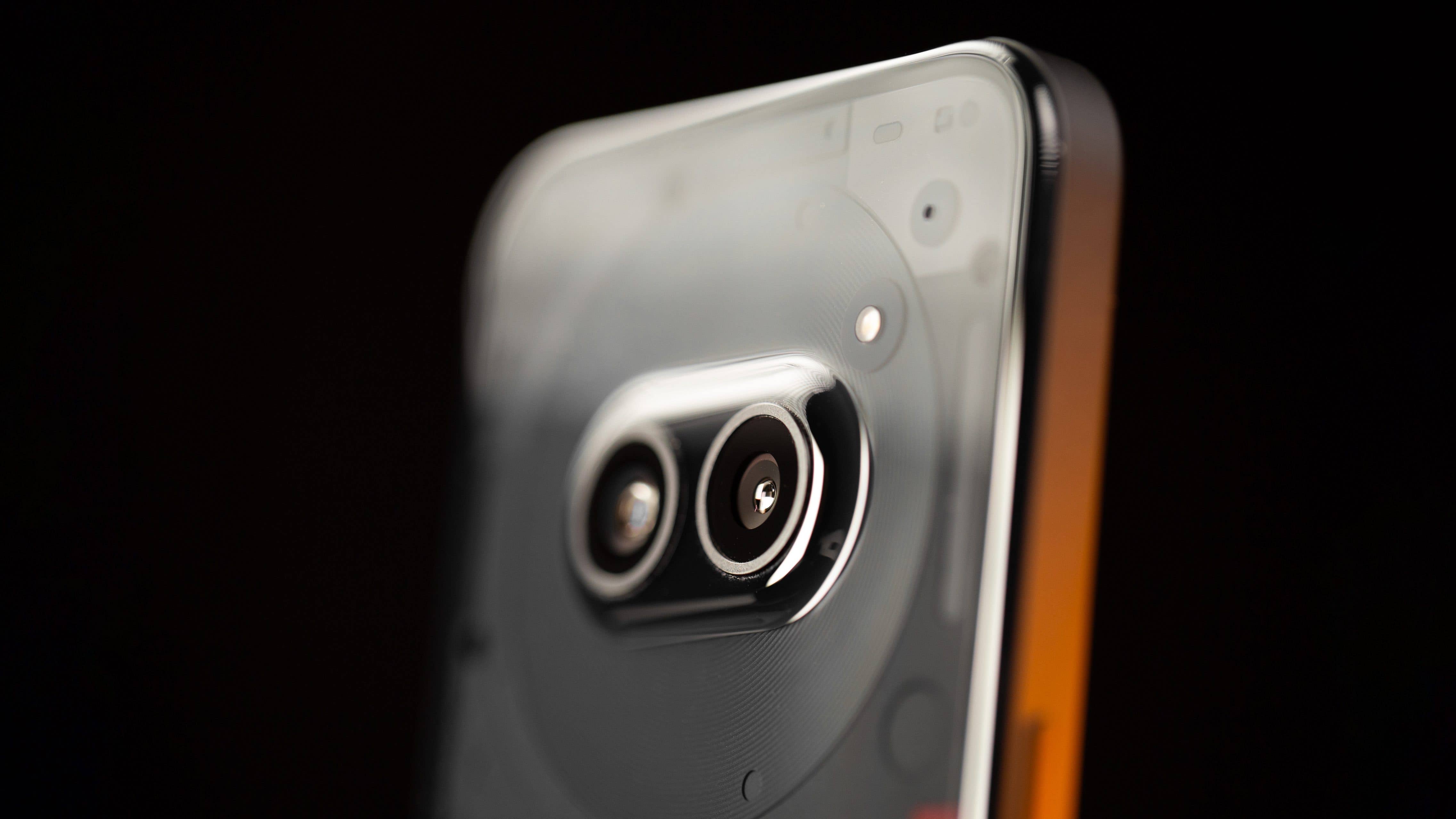 Le Nothing Phone (2a) vu de dos avec son double module photo