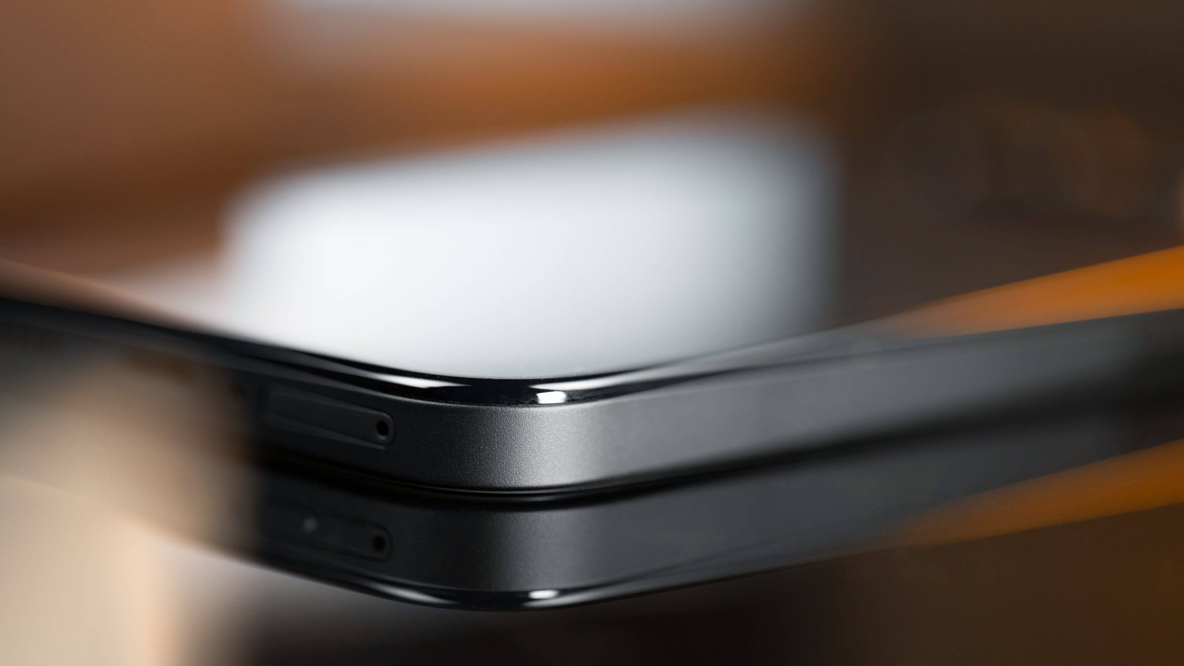 Le Nothing Phone (2a) vu de côté avec son cadre en plastique