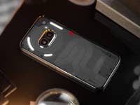 Le Nothing Phone (2a) posé face contre terre et vu de haut avec les LED de son interface Glyphe allumées