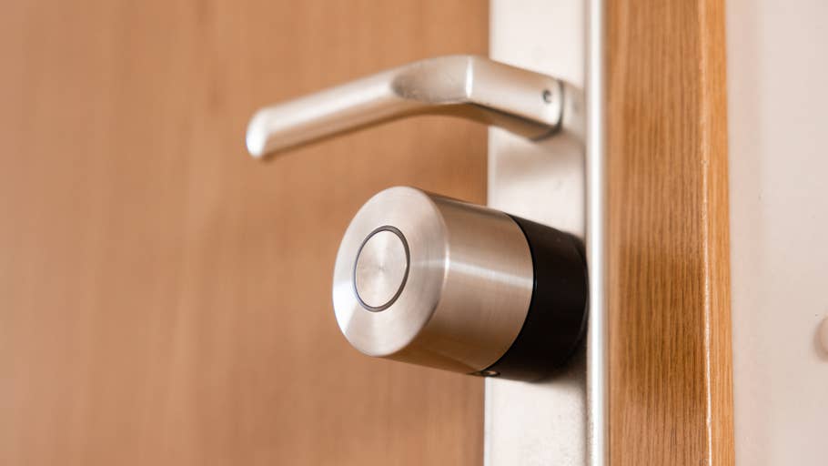 Gros plan du0027un Nuki Smart Lock Pro monté sur une porte en bois.