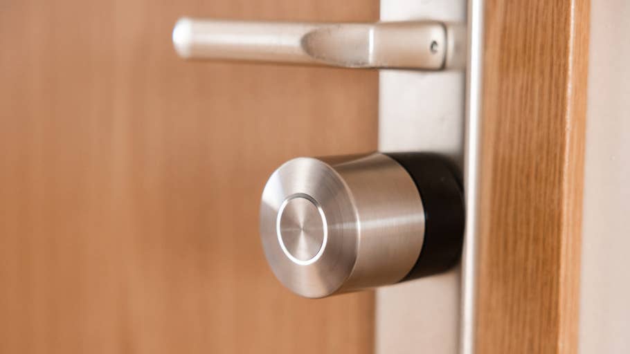 Gros plan du0027un Nuki Smart Lock Pro installé sur une porte en bois.