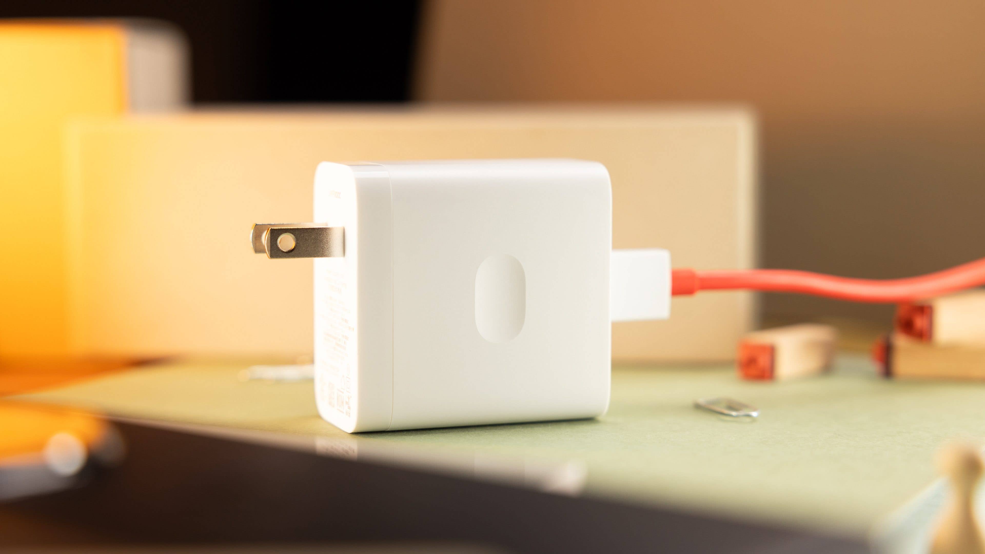 Le chargeur du OnePlus 12