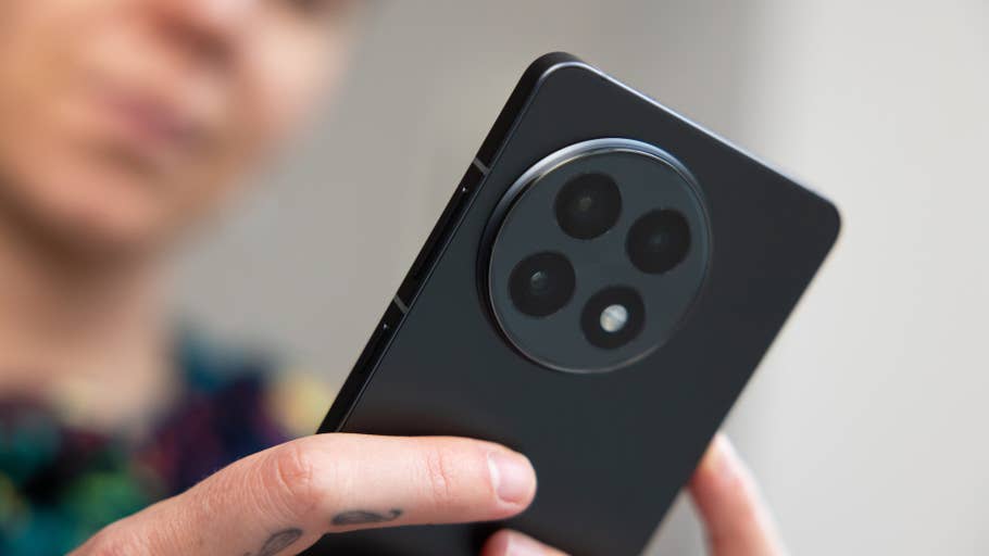 Une personne tient un smartphone OnePlus 13R montrant son design de caméra arrière.