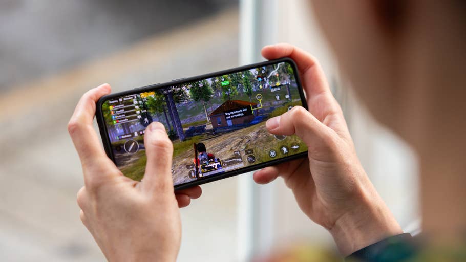Une personne joue à un jeu mobile sur un smartphone, montrant les capacités de jeu du OnePlus 13R.