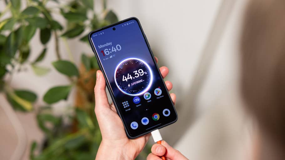 Une personne tenant un smartphone OnePlus 13 affichant 44,39 % de batterie et lu0027heure 16:40.