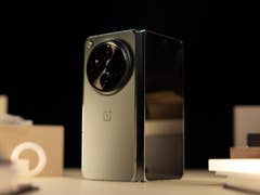 Le OnePlus Open ouvert et posé verticalement vu de dos