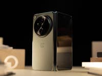 Le OnePlus Open ouvert et posé verticalement vu de dos