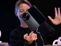 Une personne tenant le OnePlus One en équilibre sur un doigt