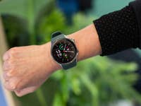 La OnePlus Watch 2 vue de face et portée au poignet d'un bras droit