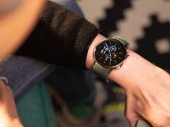 La OnePlus Watch 2 portée à un poignet