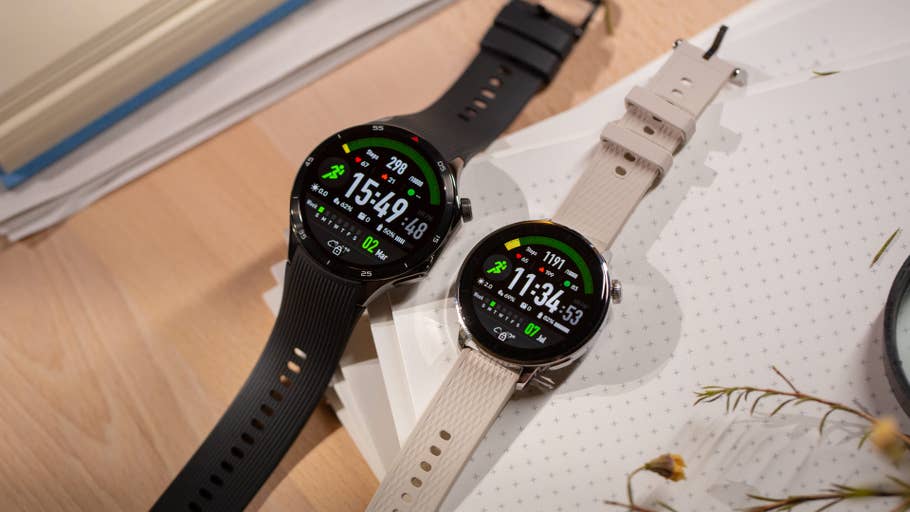 Deux OnePlus Watch 3 sont sur un bureau, une noire, lu0027autre beige clair, avec des données de sport