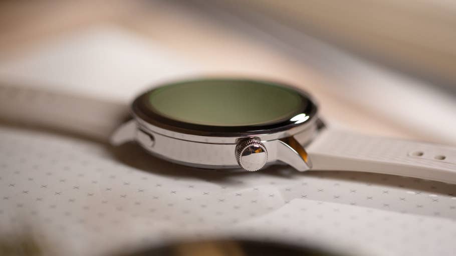 Aperçu rapproché du0027une OnePlus Watch 3, démontrant son design élégant et son cadran rond.