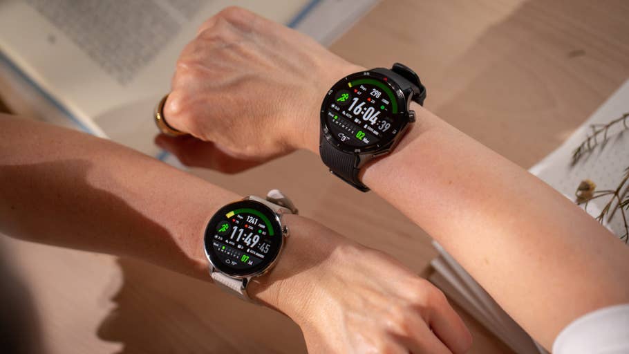 Deux poignets portant des OnePlus Watch 3 affichant des statistiques sportives.