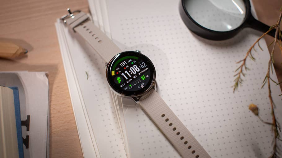 Une OnePlus Watch 3 (43 mm) avec un cadran digital affichant lu0027heure et des statistiques sportives.