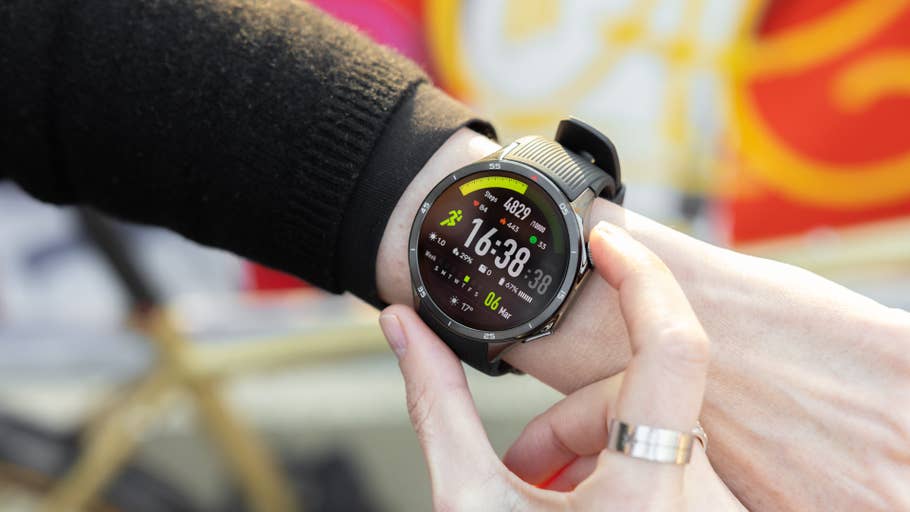 Une personne consulte une OnePlus Watch 3 à son poignet, affichant lu0027heure 16:38:38 et des données du0027entraînement.