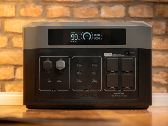 Cette réduction de -300€ sur ce générateur électrique avec un panneau solaire n’est pas une blague