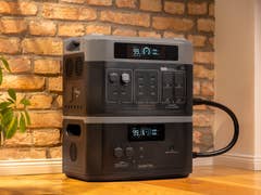 L'Oukitel BP2000 posé sur un sol en parquet avec une batterie supplémentaire empilée par dessus