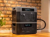 L'Oukitel BP2000 posé sur un sol en parquet avec une batterie supplémentaire empilée par dessus