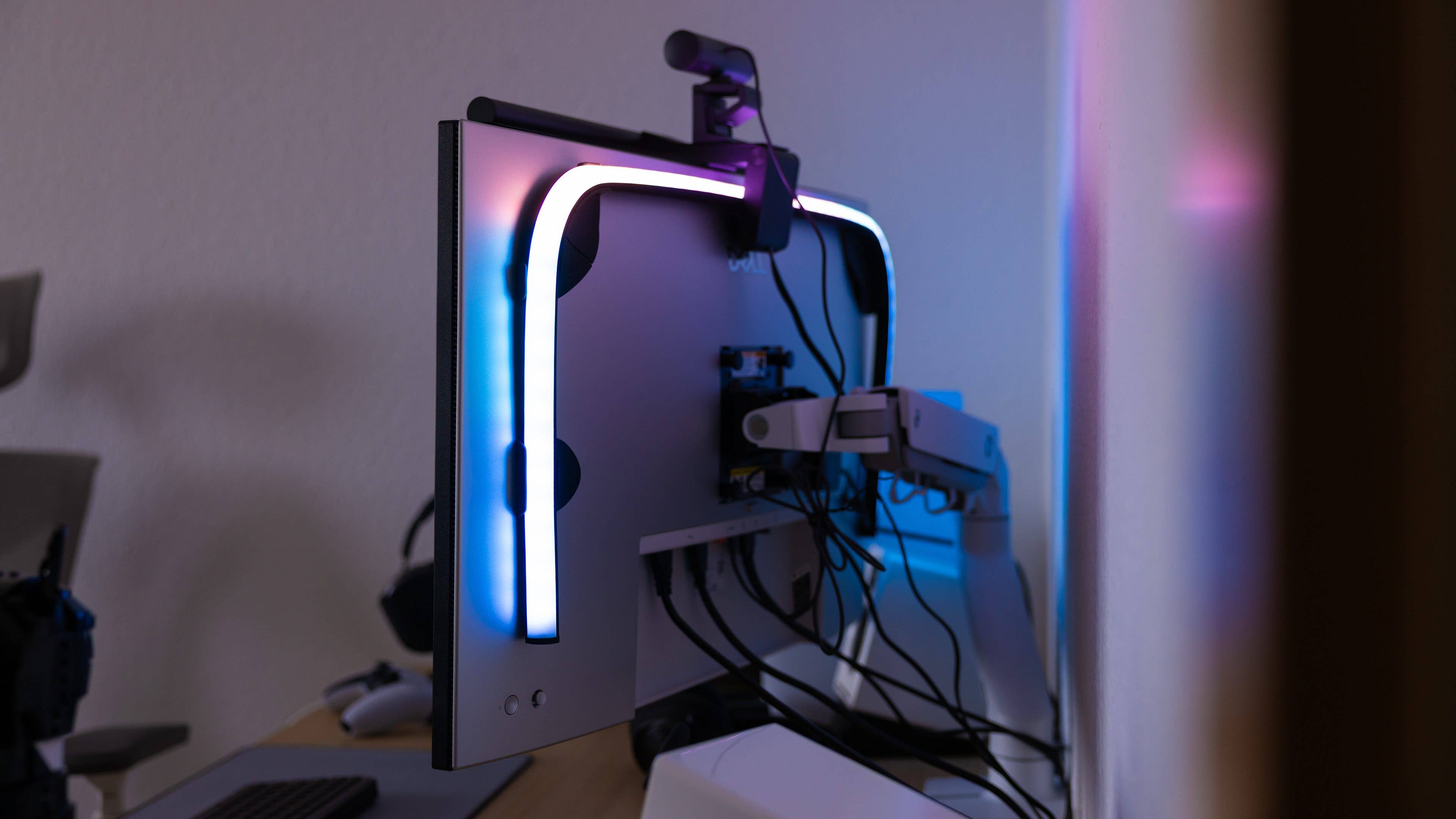 Un moniteur avec un éclairage Philips Hue, présentant des bandes LED colorées le long de ses bords. Un moniteur avec un éclairage Philips Hue, présentant des bandes LED colorées le long de ses bords.