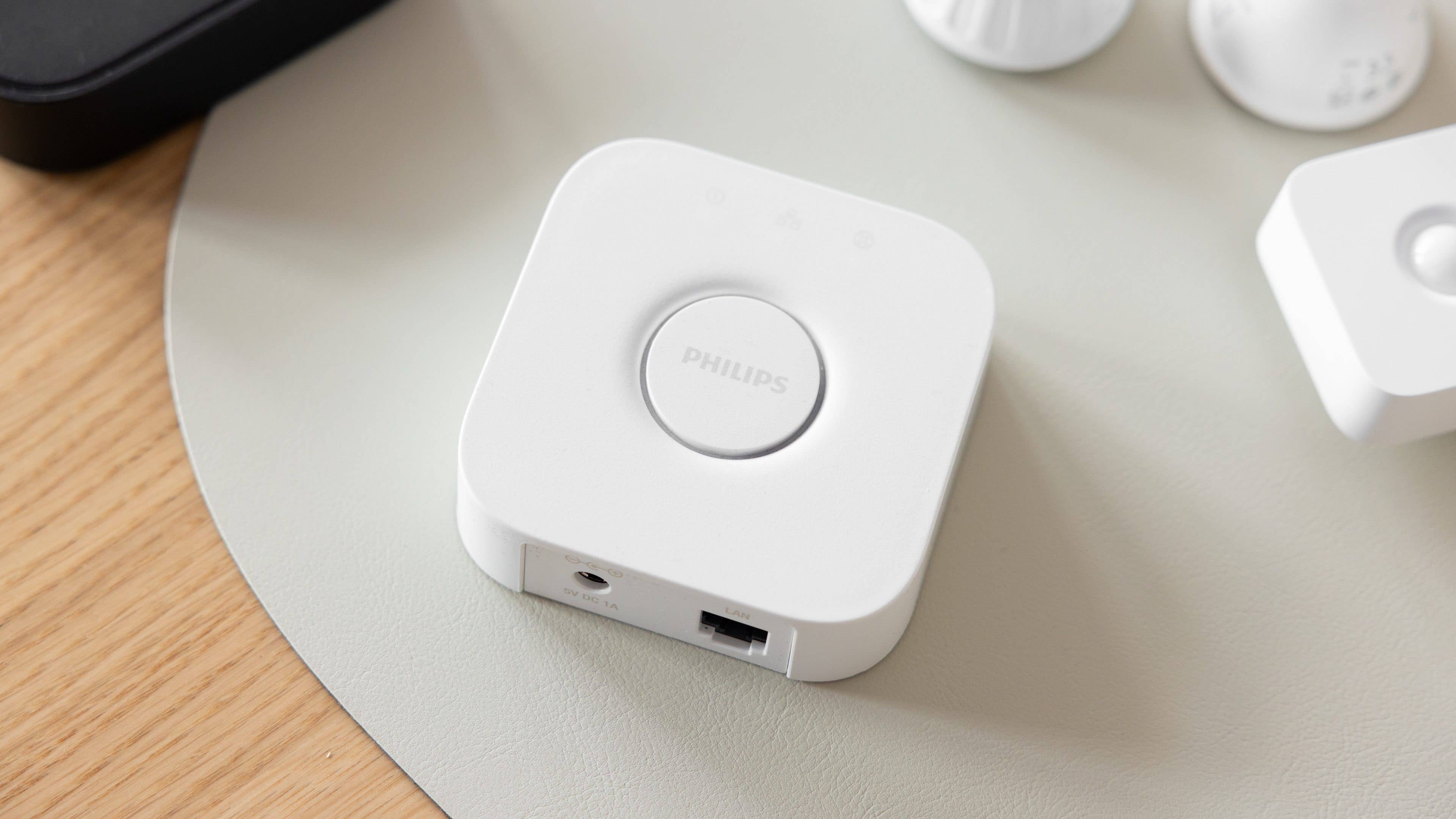 Pont Philips Hue sur une surface claire avec des boutons et des ports visibles. Pont Philips Hue sur une surface claire avec des boutons et des ports visibles.