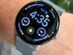 Une Google Pixel Watch 4 affichant l'heure 4:35 et diverses mesures de santé sur un poignet.