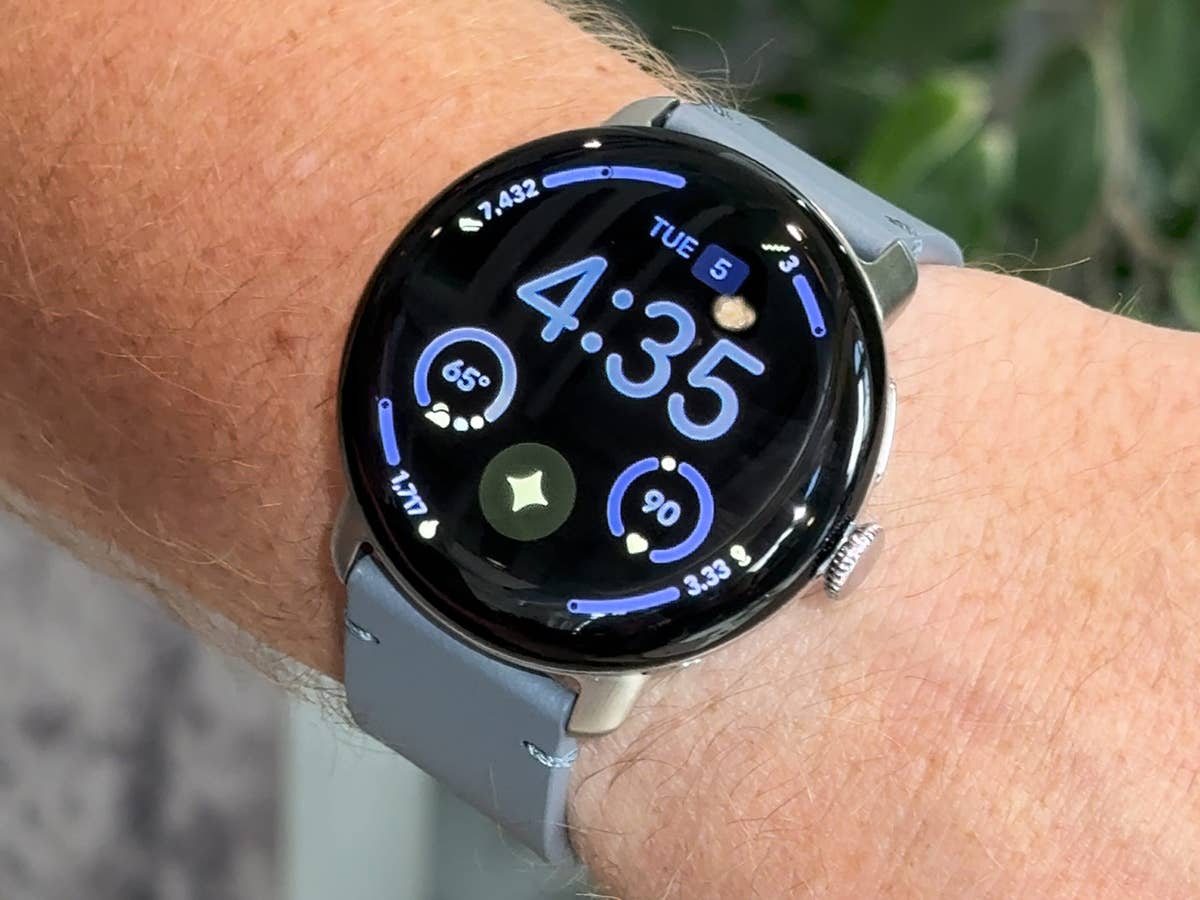 Une Google Pixel Watch 4 affichant l'heure 4:35 et diverses mesures de santé sur un poignet.