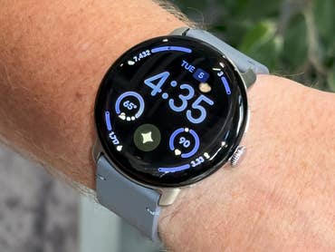Une Google Pixel Watch 4 affichant l'heure 4:35 et diverses mesures de santé sur un poignet.