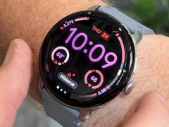 Une Google Pixel Watch 4 affichant l'heure 10:09 et des statistiques de fitness sur un poignet.