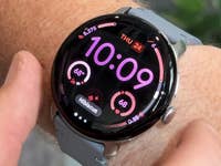 Une Google Pixel Watch 4 affichant l'heure 10:09 et des statistiques de fitness sur un poignet.