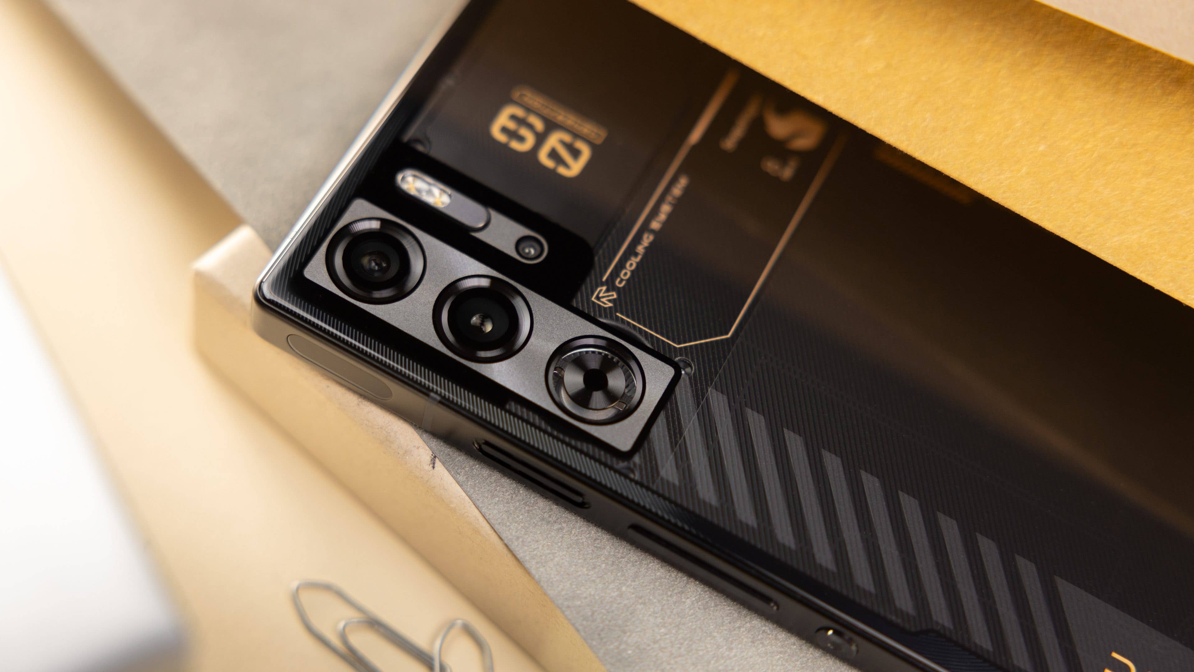 Le Nubia Redmagic 9 Pro vu de dos avec son module photo de 50 MP et ses objectifs Samsung