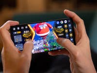 Le Nubia Redmagic 9 Pro tenu horizontalement dans deux mains avec le menu Game Center affiché sur son écran