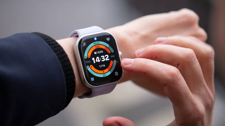 Gros plan sur une montre Redmi 5 affichant lu0027heure, la date et des données de fitness sur un poignet.