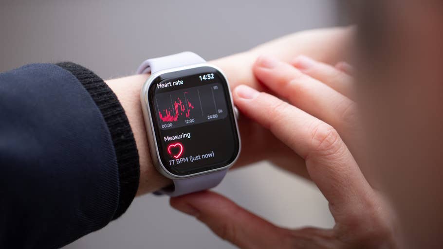 Gros plan sur le poignet du0027une personne portant une Redmi Watch 5 affichant la fréquence cardiaque et le BPM.