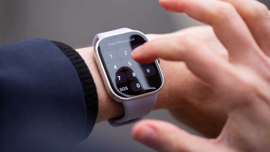 Une main entre un code PIN sur lu0027écran tactile de la Redmi Watch 5.