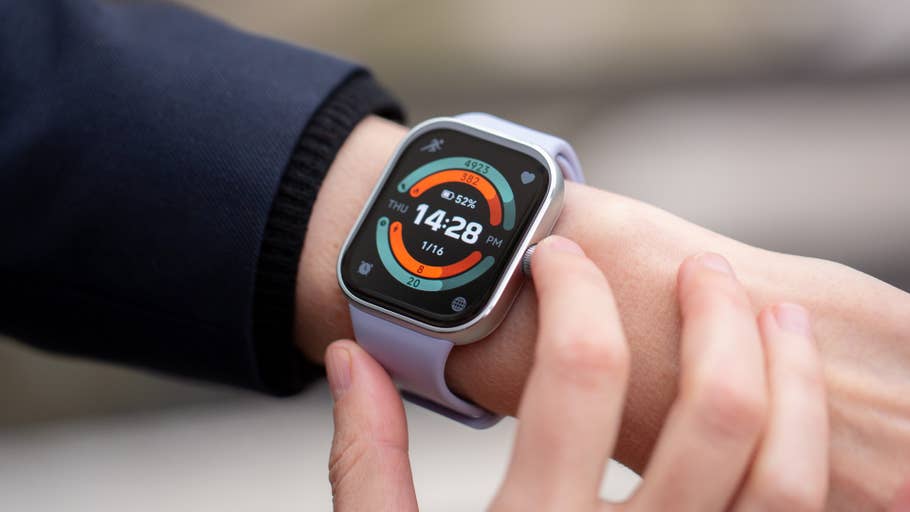 Une main portant une Redmi Watch 5 affichant lu0027heure 14:28 et diverses données de santé.