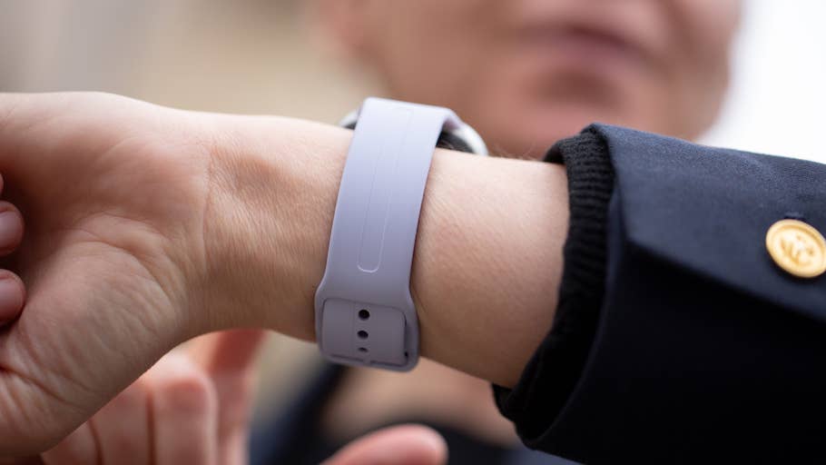 Gros plan du0027un poignet avec une montre Redmi 5 violet clair.