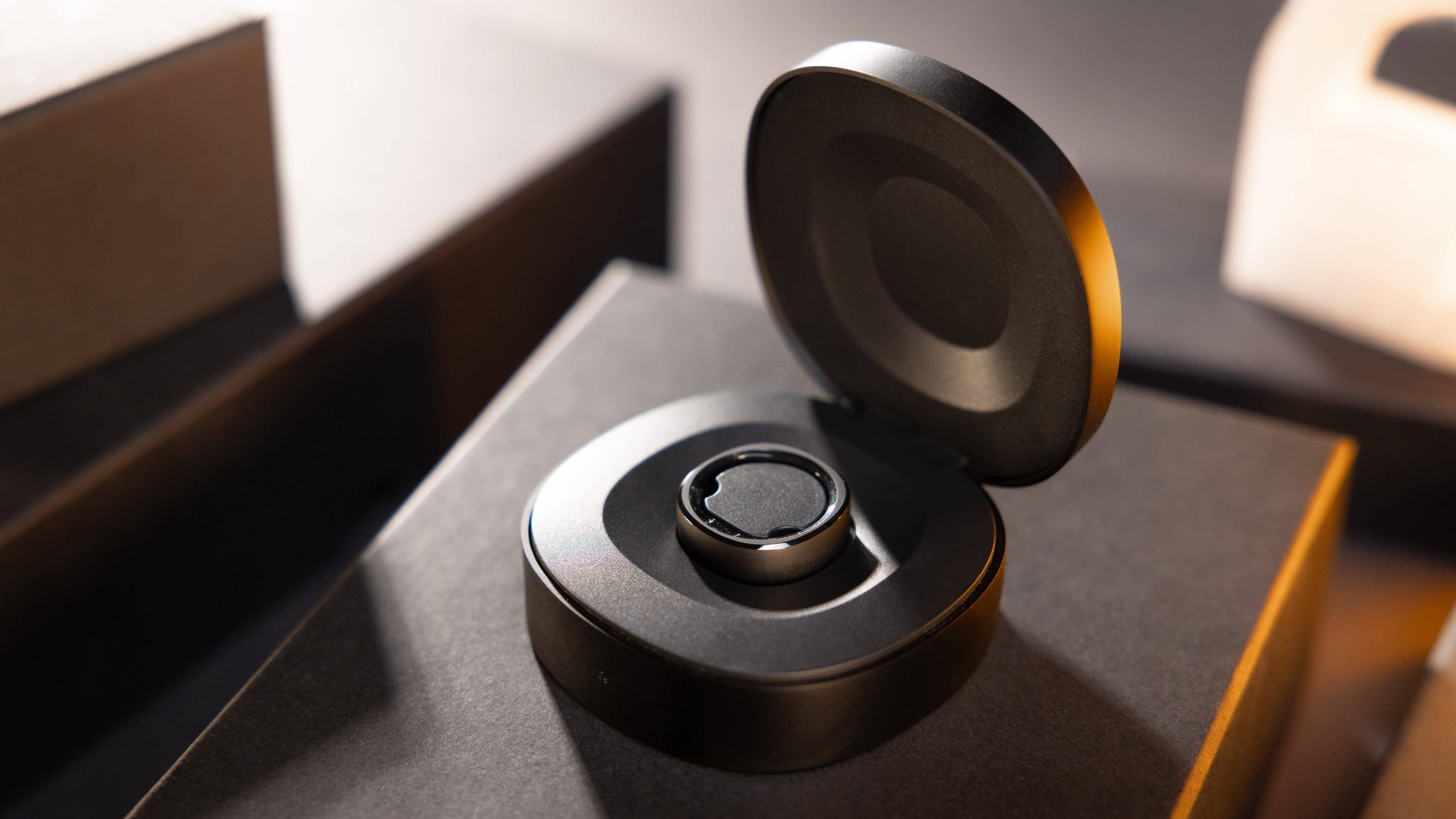 Le boîtier de recharge de la RingConn Smart Ring